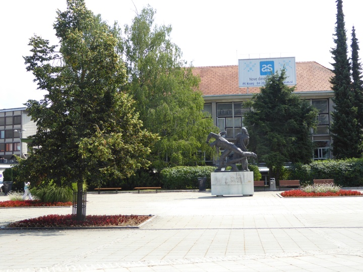 Slovenski trg (v ozadju Delavski dom)