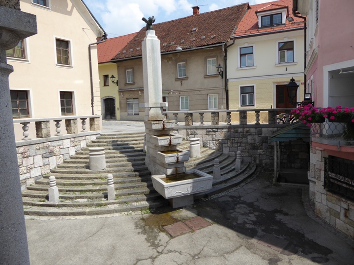 Penikove arkade z vodnjakom