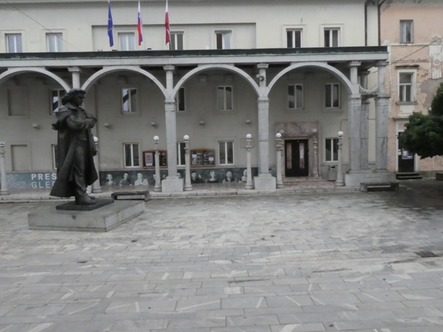 Preernov spomenik pred Preernovim gledaliem Kranj