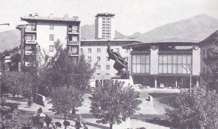 Trg revolucije s plastikami Lojzeta Dolinarja in poslopjem Občine Kranj (inž. arh. Edo Ravnikar Trg revolucije s plastikami Lojzeta Dolinarja in poslopjem Občine Kranj (inž. arh. Edo Ravnikar
